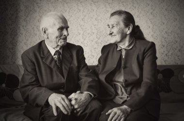 Şirin 80 artı yıl yaşlı evli çift evlerinde bir portre için poz. Aşk sonsuza kadar kavramı.