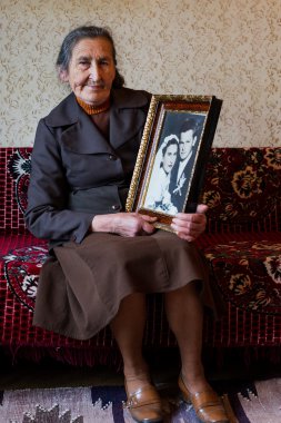 Güzel 80 artı yıl onun düğün fotoğrafı tutan eski üst düzey kadın. Aşk sonsuza kadar kavramı.