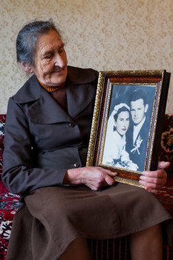 Güzel 80 artı yıl onun düğün fotoğrafı tutan eski üst düzey kadın. Aşk sonsuza kadar kavramı.