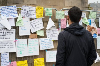 Edinburgh, İskoçya, Birleşik Krallık, 18 Eylül 2014 - adam referandum günü İskoçya bağımsızlık ilişkin el yazısı ileti okuma