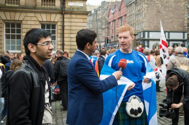 Edinburgh, İskoçya, Birleşik Krallık, 18 Eylül 2014 - adam onun görüş bağımsızlık Referandumu gündüz ifade bir röportaj veren