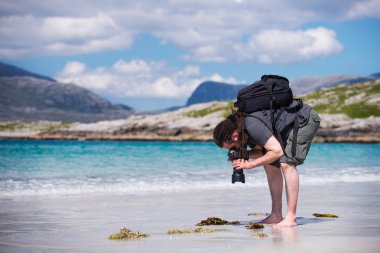 Dreadlocks bir güneşli beyaz kum plaj, Luskentyre, Harris Isle, Hebrides, İskoçya ile genç erkek fotoğraf.