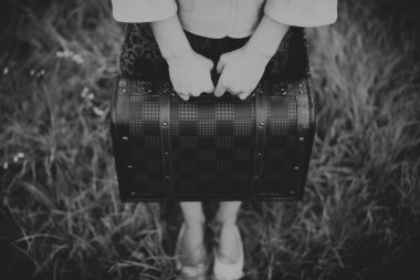 Tanınmayan kız Retro vintage çanta, holding kavramı seyahat, değiştirmek ve kavram taşır