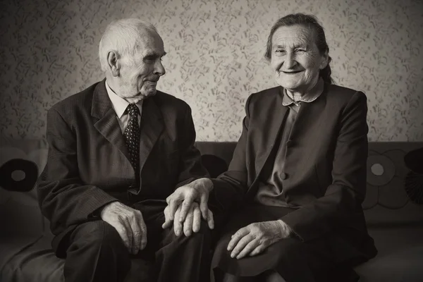 Cute 80 plus year old married couple posing for a portrait in their house. Love forever concept. — Stock Photo, Image