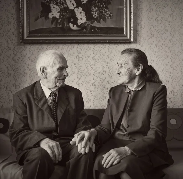 Cute 80 plus year old married couple posing for a portrait in their house. Love forever concept. — Stock Photo, Image