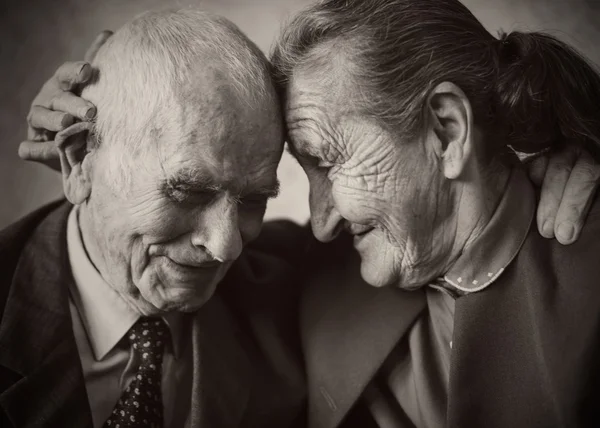 Linda pareja casada de más de 80 años posando para un retrato en su casa. Amor para siempre concepto . —  Fotos de Stock