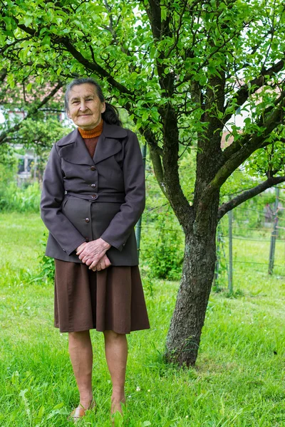 Beautiful 80 plus year old senior woman posing for a portrait in her garden. — Stock Photo, Image