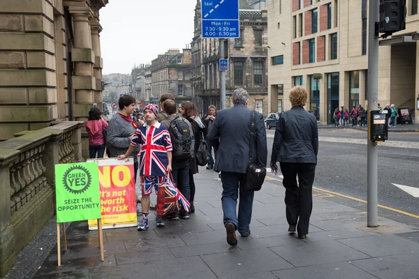 EDINBURGH, SCOTLAND, Marea Britanie, 18 septembrie 2014 - bărbat care și-a exprimat opinia cu privire la independență în timpul zilei referendumului, oferind un interviu — Fotografie, imagine de stoc