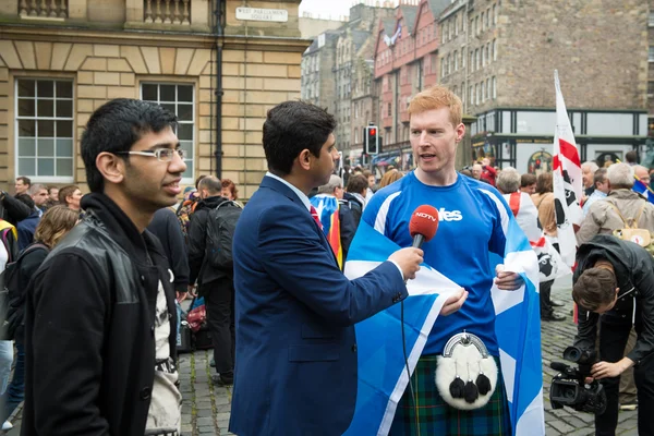 Edinburgh, Skottland, Storbritannien, 18 September, 2014 - mannen att uttrycka sin åsikt om självständighet under folkomröstningen dag, ger en intervju — Stockfoto