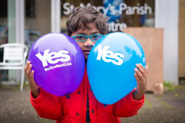 Edinburgh, Skottland, Storbritannien, 18 September, 2014 - unga minoritet att uttrycka sin åsikt om självständighet under folkomröstningen dag — Stockfoto