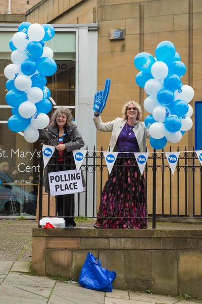 EDINBURGH, ÉCOSSE, Royaume-Uni, 18 septembre 2014 - Le public exprime son opinion sur l'indépendance lors de la journée référendaire à Édimbourg — Photo