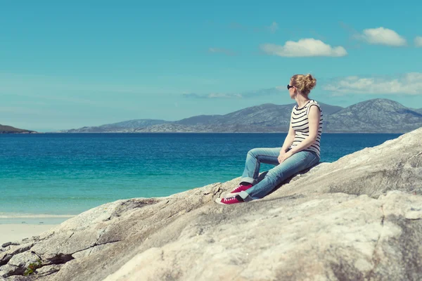 Young Caucassian woman enjoying holiday on a white sandy beach with turquoise water, Luskentyre, Isle of Harris, Scotland — Stock Photo, Image