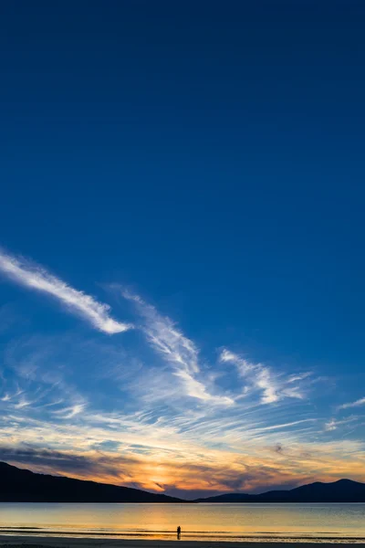 Casal desfrutando lindo pôr do sol na praia. Luskentyre, Ilha de Harris, Escócia — Fotografia de Stock