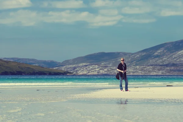 青緑色の水、ラスケンタイア、ハリス、スコットランドの島の白い砂浜のビーチで休日を楽しんでいる若い Caucassian 女性 — ストック写真