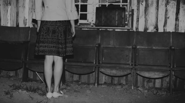 Tanınmayan kız ve retro vintage çanta, kavram seyahat, değiştirmek ve kavramı, karanlık ruh sıra dışı görüntü hareket — Stok fotoğraf
