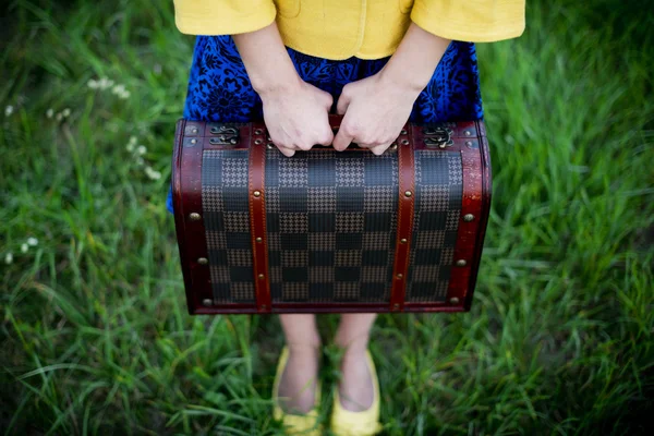 Unrecognizable girl holding retro vintage suitcase, travel concept, change and move concept — Stock Photo, Image