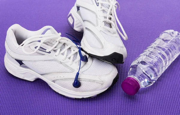 Fitness sfondo, scarpe da ginnastica e cuffie — Foto Stock