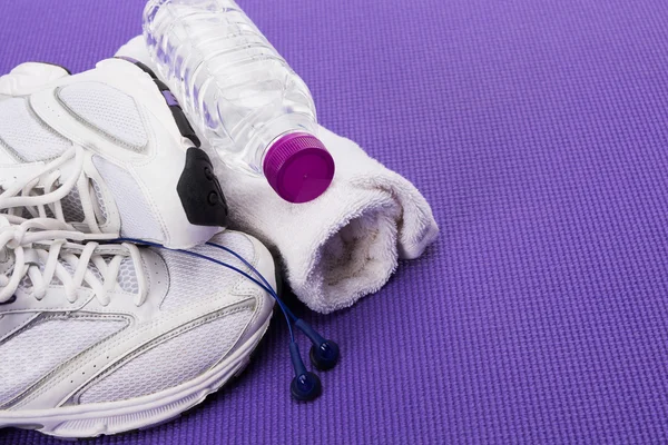 Fitness bakgrund med kopia utrymme, sneakers, hörlurar, vattenflaska och handduk — Stockfoto