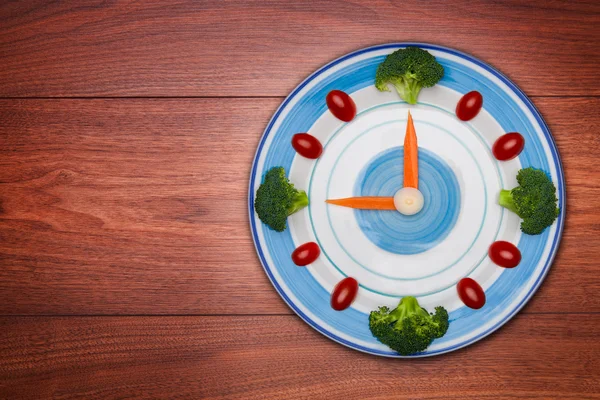 Ood clock with vegetables, Healthy food concept, on wooden table with copy space — Stock Photo, Image