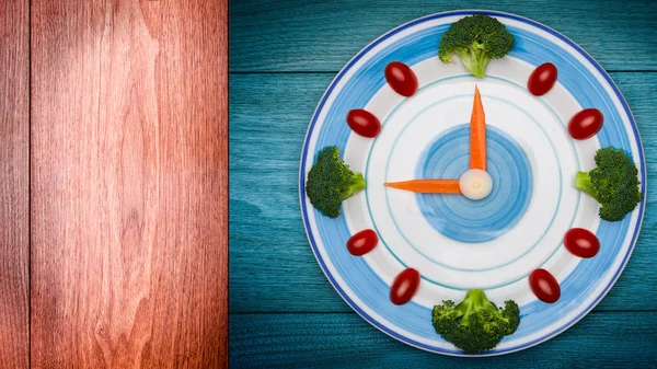 Ood clock with vegetables, Healthy food concept, on wooden table with copy space — Stock Photo, Image