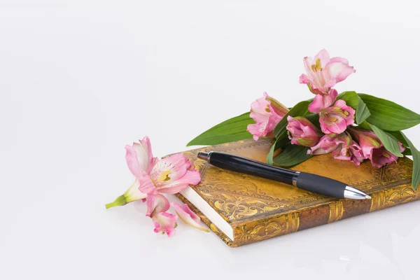 Valentines day, Mothers day composition. Love diary and fresh spring flowers. White background and copy space — Stock Photo, Image