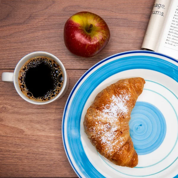 Desayuno continental con café, cruasanes recién hechos y buena revista — Foto de Stock