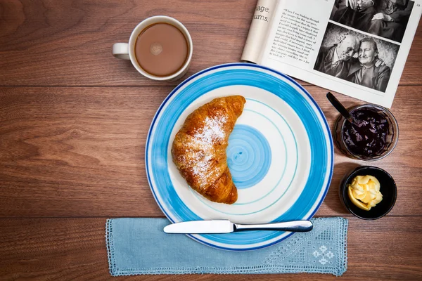 Continental breakfast with coffee, fresh croissants and good magazine — Stock Photo, Image