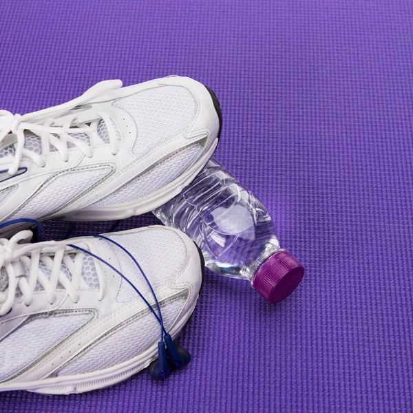 Fitness sfondo con spazio copia, scarpe da ginnastica e cuffie — Foto Stock