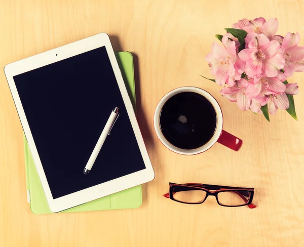 Irodai asztal vascsöves digitális tabletta, olvasó szemüveg és kávét. Felülnézetből másol hely — Stock Fotó