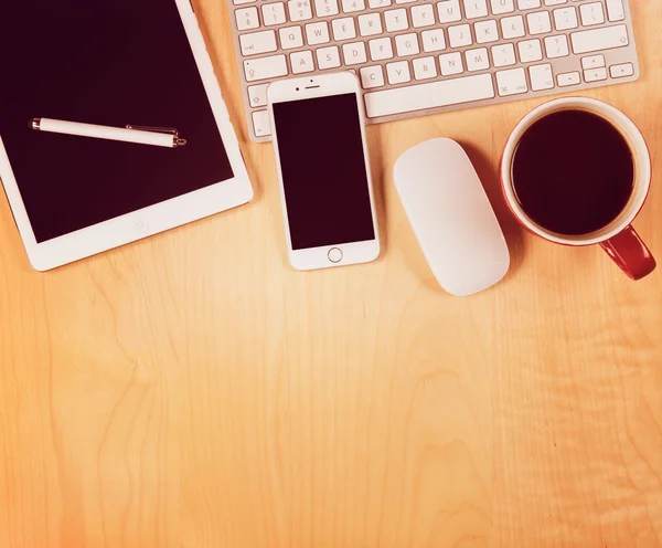 Mesa de oficina con tablet digital, smartphone y taza de café. Vista desde arriba con espacio de copia —  Fotos de Stock