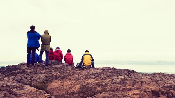 アーサーズの上からエジンバラの家族楽しむビュー シート、古代の火山、スコットランド、英国 — ストック写真