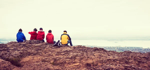 Family enjoying view of Edinburgh from top of Arthurs seat, ancient volcano, Scotland, UK — Stock Photo, Image