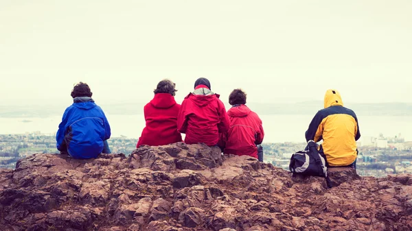 Familjen njuta av utsikten över Edinburgh från toppen av Arthurs seat, forntida vulkan, Skottland, Storbritannien — Stockfoto