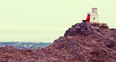 Edinburgh Arthurs üstünden unrecognisable genç kız zevk görünümünü koltuk, eski volkan, İskoçya, Birleşik Krallık