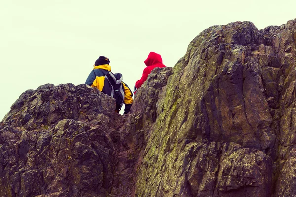 Familjen njuta av utsikten över Edinburgh från toppen av Arthurs seat, forntida vulkan, Skottland, Storbritannien — Stockfoto