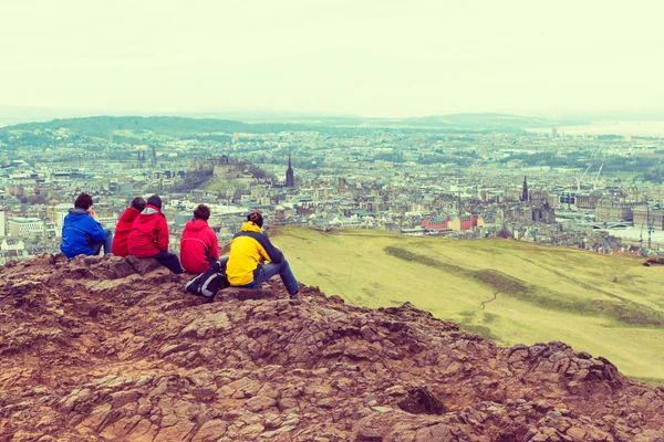 Familjen njuta av utsikten över Edinburgh från toppen av Arthurs seat, forntida vulkan, Skottland, Storbritannien — Stockfoto