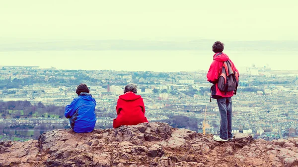 Familie genieten van uitzicht op Edinburgh vanaf bovenkant van Arthurs seat, oude vulkaan, Schotland, Verenigd Koninkrijk — Stockfoto