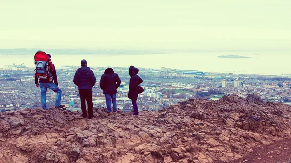 Tourists enjoying view of Edinburgh from top of Arthurs seat, ancient volcano, Scotland, UK — Stock Photo, Image