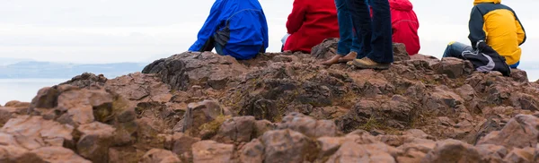 Familjen njuta av utsikten över Edinburgh från toppen av Arthurs seat, forntida vulkan, Skottland, Storbritannien — Stockfoto