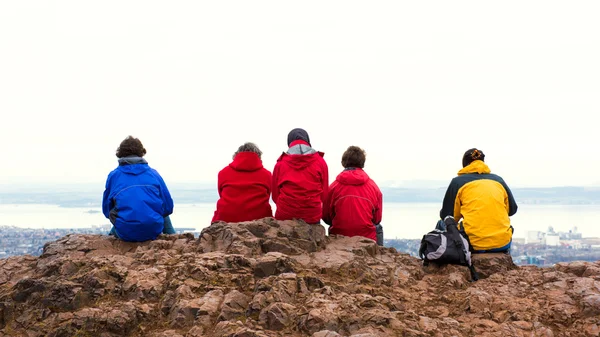 Família desfrutando de vista de Edimburgo do topo do assento Arthurs, antigo vulcão, Escócia, Reino Unido — Fotografia de Stock