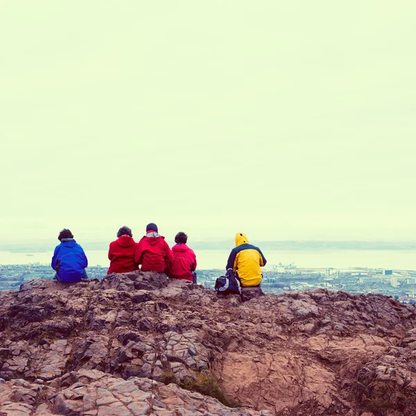 Family enjoying view of Edinburgh from top of Arthurs seat, ancient volcano, Scotland, UK — Stock Photo, Image