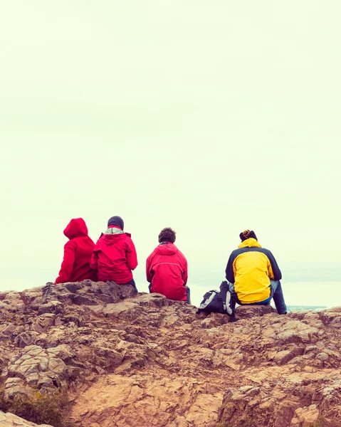 Familie genieten van uitzicht op Edinburgh vanaf bovenkant van Arthurs seat, oude vulkaan, Schotland, Verenigd Koninkrijk — Stockfoto