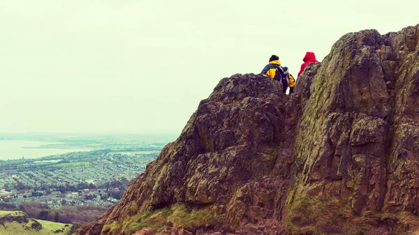 Familjen njuta av utsikten över Edinburgh från toppen av Arthurs seat, forntida vulkan, Skottland, Storbritannien — Stockfoto