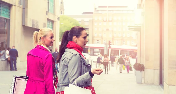 दो आकर्षक युवा महिला दोस्त एक दिन बाहर खरीदारी का आनंद ले रहे हैं — स्टॉक फ़ोटो, इमेज
