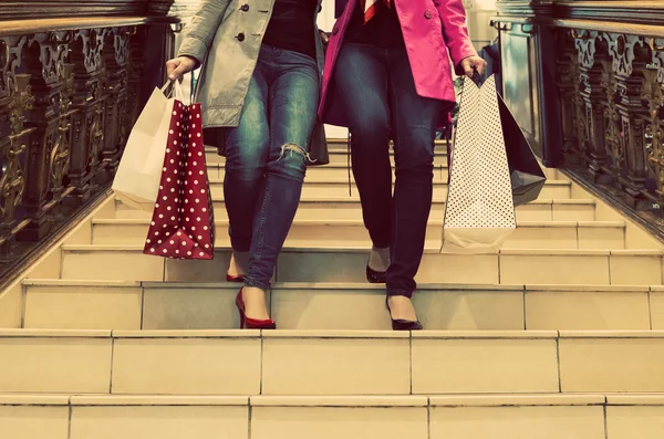 Duas jovens amigas irreconhecíveis desfrutando de um dia de compras — Fotografia de Stock