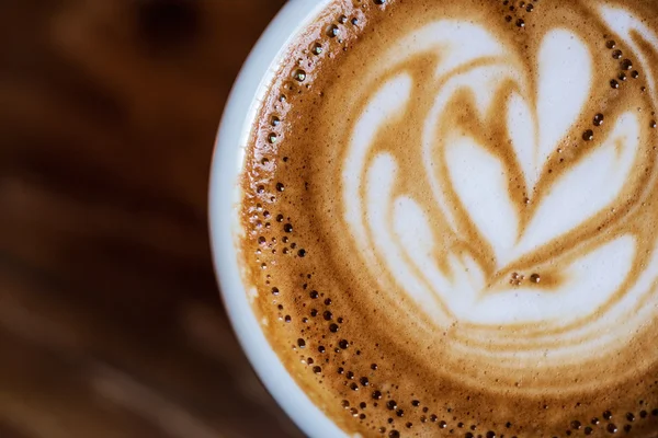 Von oben Nahaufnahme Bild der Tasse Kaffee mit kreativer Milch Dekoration, verschwommener Hintergrund — Stockfoto