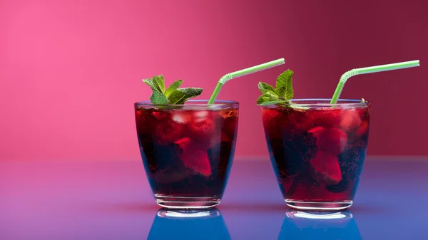 Raspberry and blackberry cocktail with mint garnish. Studio shot — Stock Photo, Image