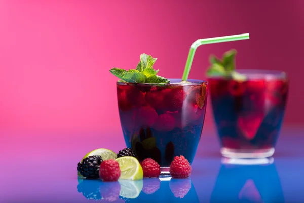 Raspberry and blackberry cocktail with mint garnish. Studio shot — Stock Photo, Image