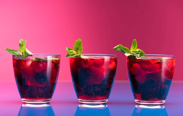 Raspberry and blackberry cocktail with mint garnish. Studio shot — Stock Photo, Image