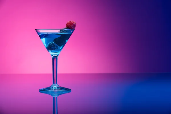 Colourful cocktails garnished with berries — Stock Photo, Image